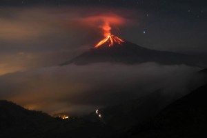 Spectaculair beeld van de vuurspuwende vulkaan Tungurahua