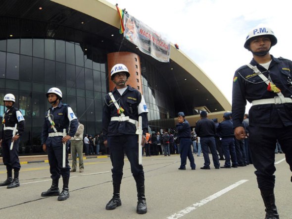 Militairen op Boliviaanse vliegvelden Militairen op Boliviaanse vliegvelden