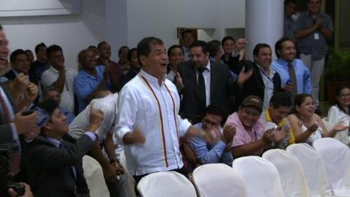 President Correa geniet volop van de ruime overwinning van Ecuador