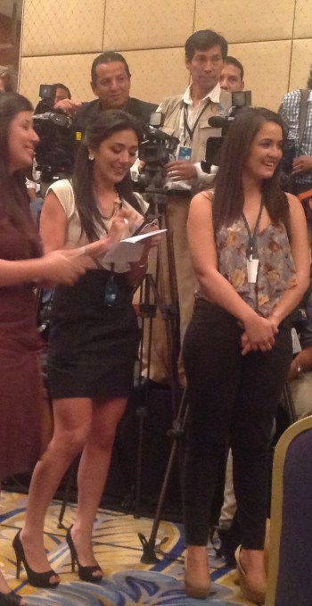 Maar gelukkig gold wel het aloude adagium: 'Hoe korter het rokje, hoe beter de journalist'