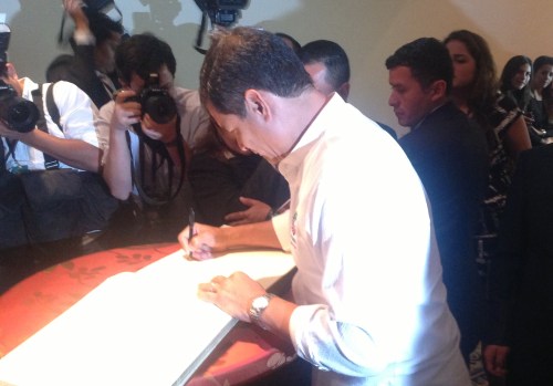 Rafael Correa tekent het gastenboek