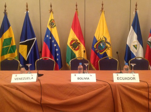 De tafels waarvandaan de hoofdrolspelers vragen hadden moeten beantwoorden bleven leeg