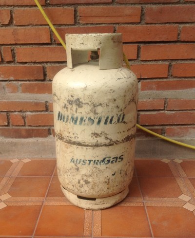 Gasfles in onze achtertuin waar we van koken en douchen