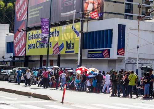 Lange rijen bij een Daka-vestiging in Caracas
