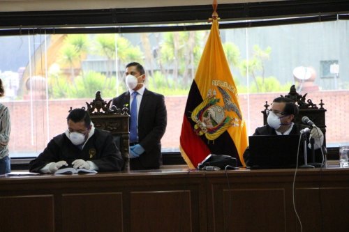 De mondkapjes dragende rechters deden vanwege de coronacrisis uitspraak in een vrijwel lege rechtszaal 